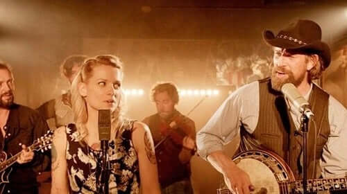 Hovedpersonene synger i Alabama Monroe.