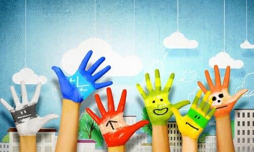 Kunstens betydning for barns utvikling: hender med håndmaling