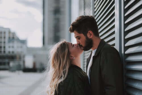 Et ungt par kysser hverandre på gaten.