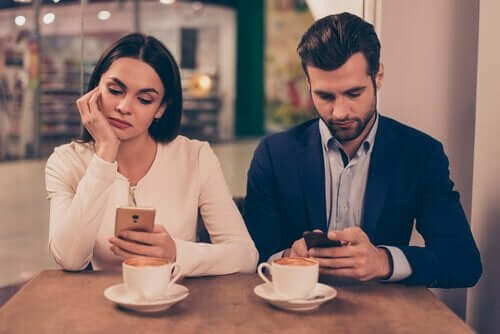 Mobiltelefoner kan skade forhold og forårsake mangel på empati