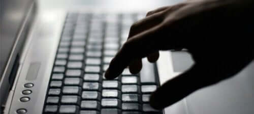 En person som skriver på en laptop