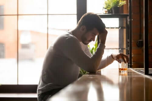 En mann som drikker alkohol