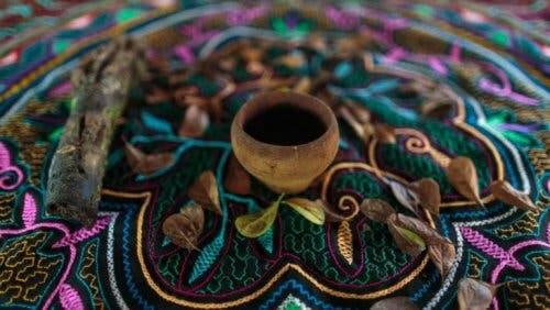 Ayahuasca i en kopp på en gargerik duk.