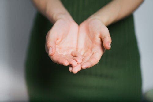 En kvinnes hender.