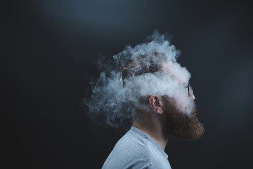 En mann med en røyksky rundt hodet.