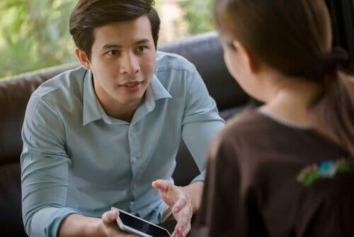 En mann og en kvinne som har en samtale.