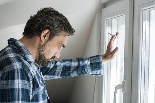 En mann som røyker.