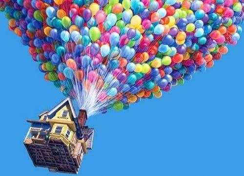 Huset fra filmen Se opp som flyr i luften ved hjelp av ballonger.