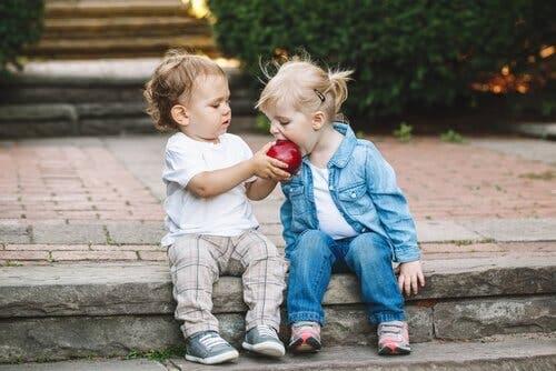 To barn som deler et eple.