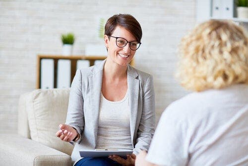Flere kvinner som studerer psykologi :To kvinner som snakker sammen.