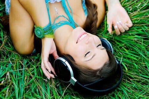 Jente som hører på musikk.