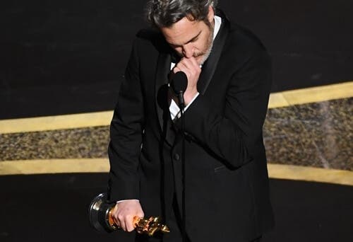 Joaquin Phoenix under talen sin.