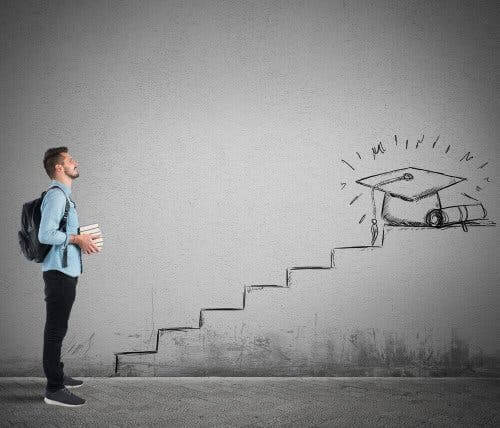 En mann som står ved målet sitt