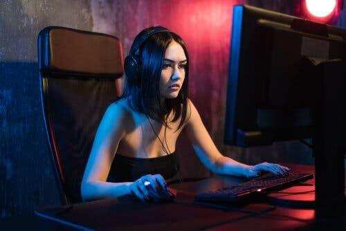 Kvinne som spiller Fortnite.