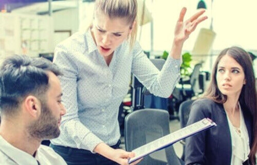 Er narsissister født sånn, eller har de blitt sånn?