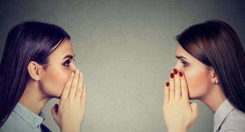 To kvinner som sprer rykter