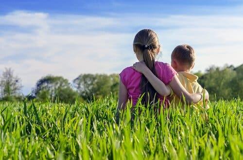 Søsken som opplever en separasjon.