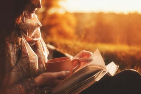 En kvinne som leser en bok.