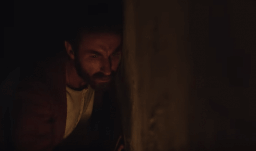 En mann som gjemmer seg for noen.