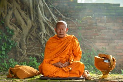 En munk som mediterer.