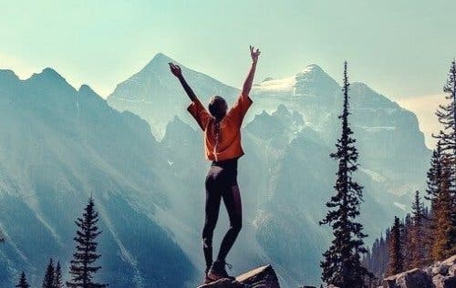 En person på toppen av verden.