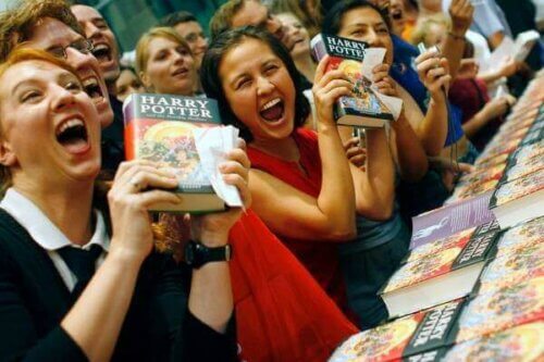 Fans som vil ha Harry Potter-boken sin signert.