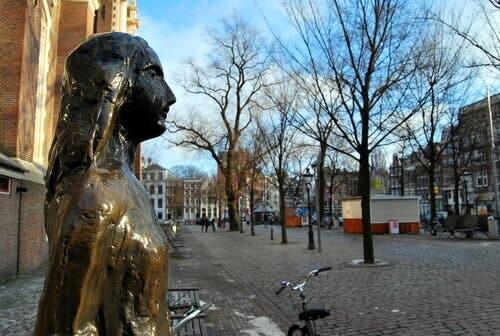 Statuen av Anne Frank.