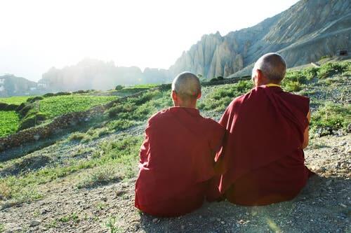 Tibetanske munker nyter utsikten.