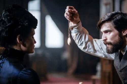 Freud som hypnotiserer en kvinne