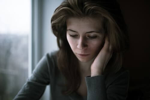 Kvinne som vil be om hjelp.