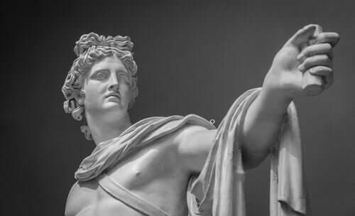 En statue av en gresk gud