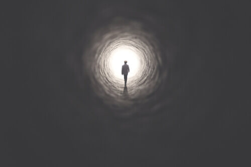 En person som går i en tunnel