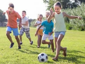 Barn som spiller fotball sammen.