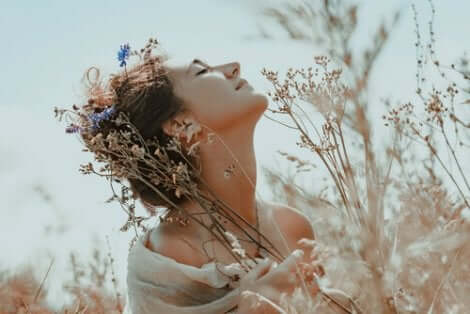 En kvinne med blomster.