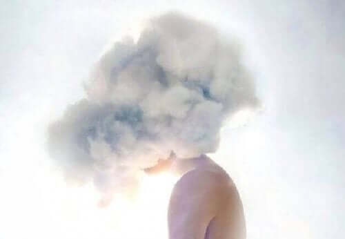 En kvinne med skyer som dekker hodet.