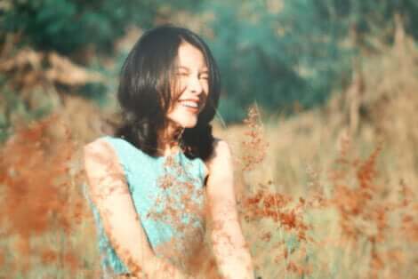 En kvinne på en åker.