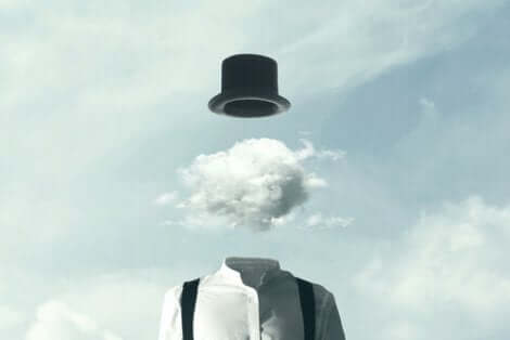 En mann med en sky til hode.