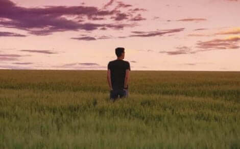 En mann på et jorde.