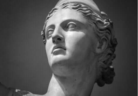 En statue av ansiktet til Artemis.