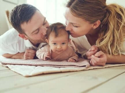 Foreldre som formidler kjærlighet til babyen sin.