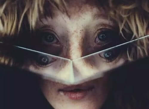 Noen som ser inn i et ødelagt speil.