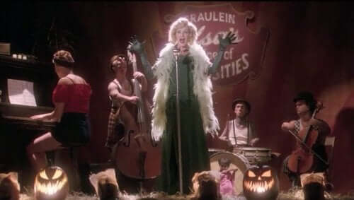 En kvinne som synger