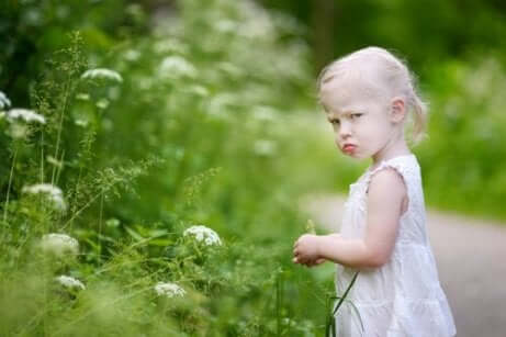 en liten jente som føler seg misfornøyd