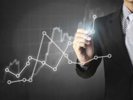 en mann som tegner en graf