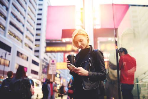 Smarttelefon-zombie: Stirre på telefonen mens du går