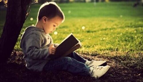 Gutt som leser.
