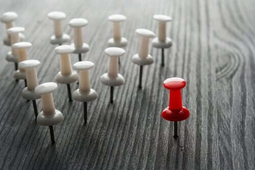 En rød kartnål ved siden av mange hvite