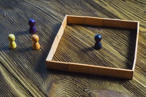 En spillebrikke i en firkant med andre brikker utenfor