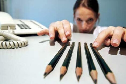 Kvinne med blyanter.