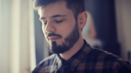 Mann med lukkede øyne